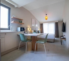 Полулюкс с балконом в Bomo Suites
