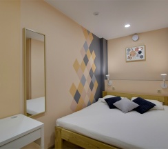 Двухместный номер с одной большой кроватью, без окна (DBL) в Riverside Hotel