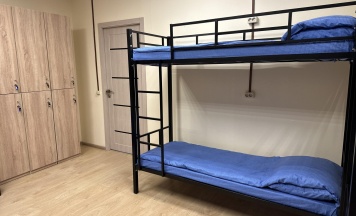 Кровать в 8-местном общем мужском номере в Точка