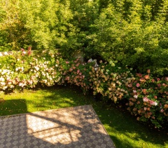 Двухместный люкс Provence №30 с 2 комнатами с балконом и с видом на парк двуспальная кровать в Лель