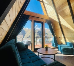 Шале с красивым видом из окна в Апартаменты Pyramid Kazbegi
