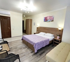 Люкс с балконом и с красивым видом из окна в Camelia