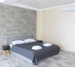 Двухместный семейный люкс с балконом и с красивым видом из окна двуспальная кровать в Вилла Абхазия