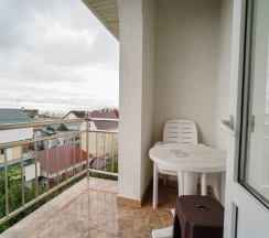 Трёхместная комната с одной двуспальной и односпальной кроватями в Чайка