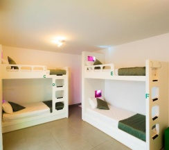 Кровать в общем номере с балконом в Concept Design Hostel & Suite
