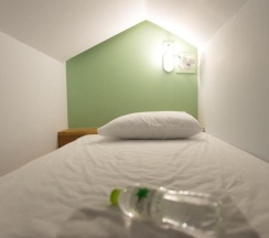 Кровать в общем номере в Barn and Bed Hostel