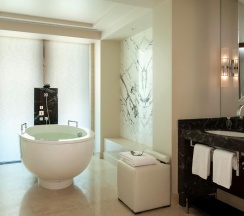 Номер Люкс Four Seasons Кинг в Four Seasons Hotel Moscow