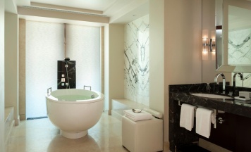 Номер Люкс Four Seasons Кинг в Four Seasons Hotel Moscow