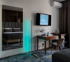 Люкс с балконом, гидромассажной ванной и видом на город в V Hotel&Rooftop lounge
