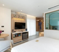 Двухместный номер Deluxe с балконом и с видом на море двуспальная кровать в Jomtien Thani Hotel