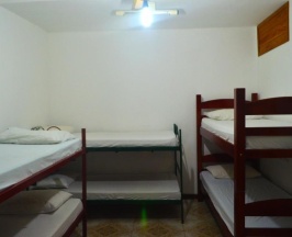 Кровать в общем номере в Cabo Frio Fun Hostel