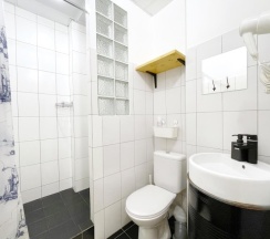 Семейный номер с мини-кухней и собственной ванной комнатой “Джоан” в Bookcase Hotel&Hostel