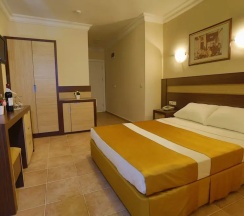 Трёхместный номер Standard c 1 комнатой с балконом в Enki Hotel