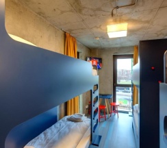 Кровать в общем номере в MEININGER Hotel Berlin East Side Gallery
