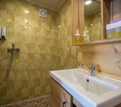 Домик на берегу озера в Огни Имандры