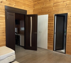 Четырёхместный семейный номер Classic с балконом и с видом на горы в Golden House Hotel