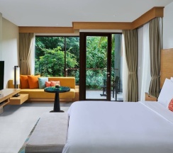 Двухместный номер Guest с балконом и с видом на сад двуспальная кровать в Renaissance Phuket Resort & Spa