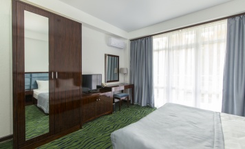 Двухместный номер Standard с балконом двуспальная кровать в Sunrise Garden Hotel