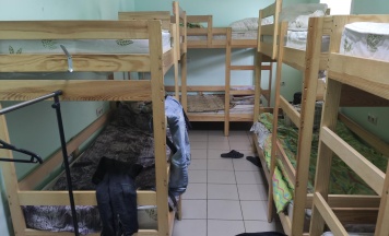 Кровать в мужском 8-местном номере (удобства на этаже) в Глобус