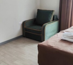 Трехместный номер с балконом с видом на улицу в Amina