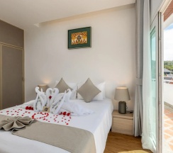 Люкс New семейный с джакузи на крыше с 3 комнатами в Phunawa Resort