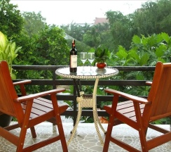 Семейный номер Standard с балконом и с видом на сад в Strawberry Garden Homestay