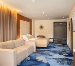 Апартаменты люкс с балконом для 5 гостей в V Hotel&Rooftop lounge