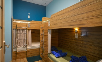 Спальное место в общем номере для женщин на двухъярусной кровати в Red apple