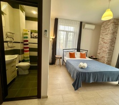 Двухместный люкс с балконом и с красивым видом из окна двуспальная кровать в Людмила