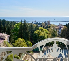 Студия Панорамная с балконом, мини кухней и видом на город и зелёную зону в Амбассадор