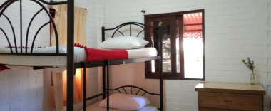 Трёхместный коттедж с видом на сад в Monkey Samui Hostel