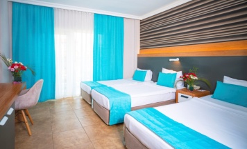 Четырёхместный номер Standard с балконом в Club Hotel Sunbel 