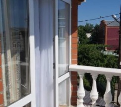 Трехместный номер стандарт с балконом в Гостевой дом