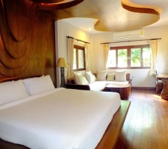 Двухместная вилла с красивым видом из окна двуспальная кровать в Bura Resort, Chiang Rai