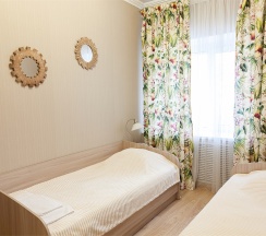 Двухкомнатный люкс с двумя раздельными кроватями в Рем Отель