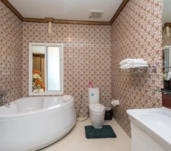 Люкс с видом на бассейн в Erawan Hotel