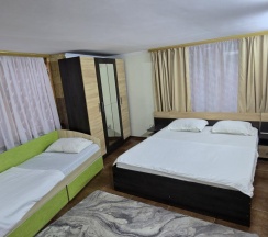 Комната стандарт с 1 односпальной и 1 двуспальной кроватью в Саймон