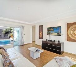 Вилла с 5 комнатами с видом на бассейн в Tropicana Pool Villa