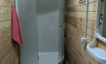 Трехместный номер с двуспальной и односпальной кроватями в Белуха