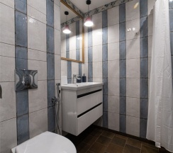 Апартаменты с большой кроватью, кухней-гостиной и отдельным входом в Двенадцать