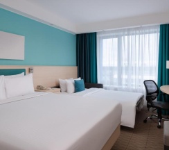 Номер стандарт с 1 двуспальной кроватью и диваном в Hampton by Hilton Moscow Strogino
