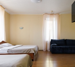 Четырехместный семейный номер с 1 двуспальной и 2 раздельными полуторными кроватями в Парк Культуры