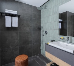 Делюкс с видом на бассейн с двуспальной кроватью (номер для гостей с ограниченными возможностями) в Funf Luxury Resort&SPA Anapa Miracleon