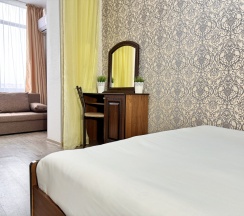 5ти местный комфорт с видом на столовую и территорию отеля в Эргес