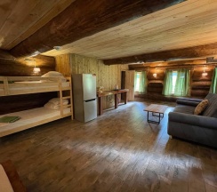 Четырёхместный номер №2 с красивым видом из окна в Дубки