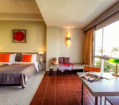 Двухместный семейный номер Deluxe с видом на горы в Sino House Phuket Hotel