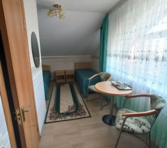 Двухместный номер с двуспальной кроватью + односпальная кровать в Синяя крыша