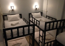 Кровать в общем номере в The Metallic Hostel