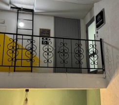 Кровать в 8-местном общем номере (Сиреневый) в Гости в гости