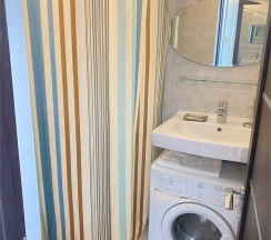 Трехместный номер с открытым балконом и боковым видом на море в Joy apartments